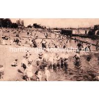 453_241_4_2 Badewetter an der Elbe Kinder spielen im Wasser, historisches Oevelgönne. | Oevelgoenne + Elbstrand.